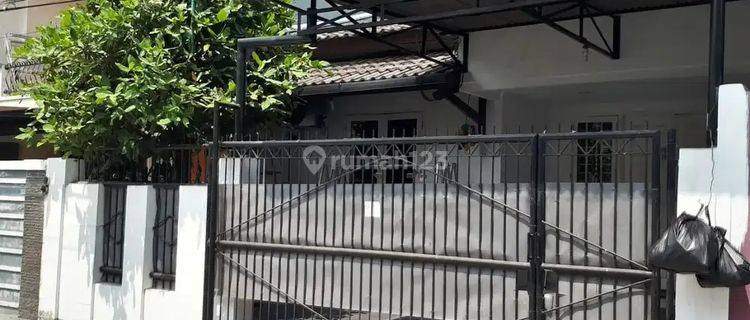 Rumah Lokasi Strategis Di taman ratu(TR155) 1