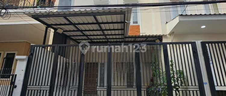 Rumah Siap Huni full furnished Strategis Di Taman Ratu(TR236) 1