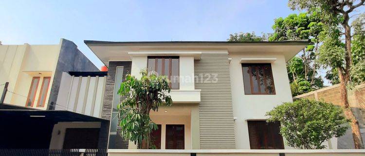 Rumah Modern Tropical Ada Taman Cantik Dan Pencahayaan Baik 1