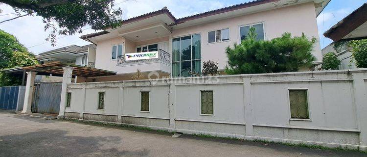 Rumah Ada Kolam Renang Pribadi Siap Huni Dalam Cluster di Cilandak Ampera Lokasi Strategis Bebas Banjir  1