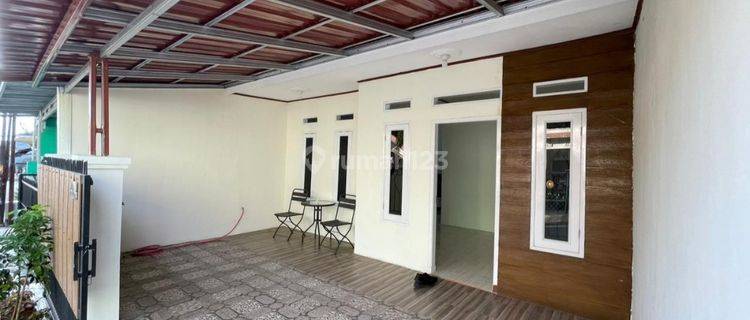 Rumah modern minimalis di perumahan kota letak di jalan utama 1