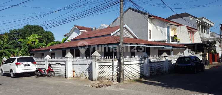 Rumah Posisi Sudut di Jalan Emmy Saelan Tidung 1