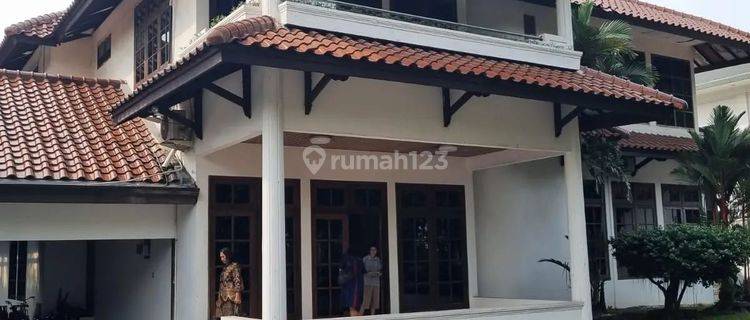 Rumah Mewah Semi Furnished Kawasan Menteng Jakarta Pusat 1