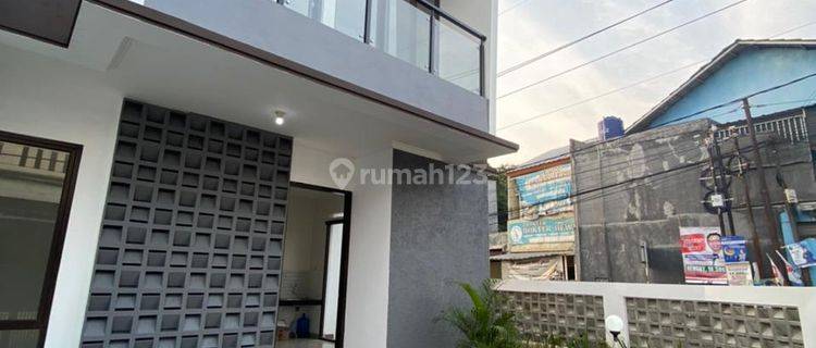 Rumah di Jual 2 Lantai, di Depok Siap Huni ,lokasi Depan Jalan 1