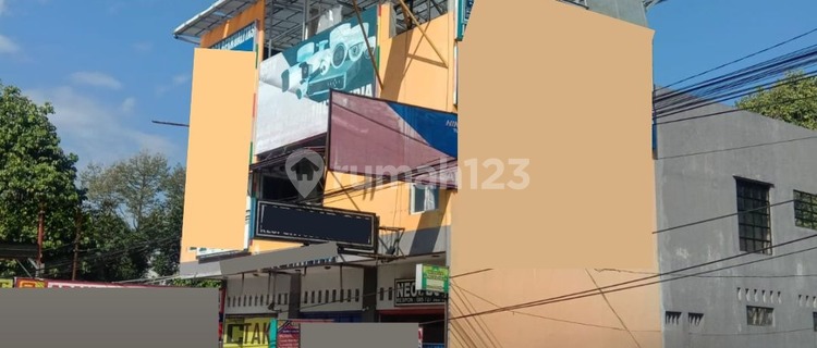 3-Story Shophouse Suitable for Business, Strategic Location in Patikraja Area 1