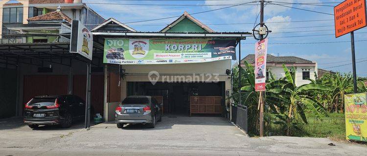 Tempat usaha dekat exit tol klodran di Jl adisumarmo klodran colomadu 1