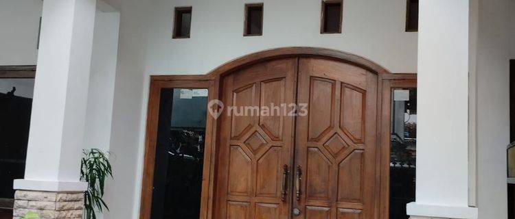 Rumah tengah kota solo di Jl pajajaran utara banjarsari 1