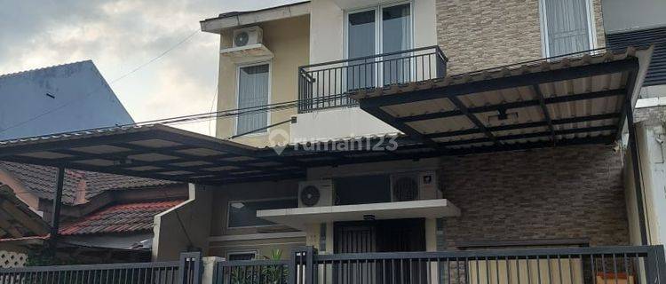 Turun Harga Rumah Cakep 2 Lantai Lokasi Strategis di Griya Loka 1