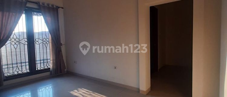 Minimalist spacious large house in an elite area near toll road, close to Akpol school, for rent in Telaga Bodas, Gajahmungkur, Semarang, upper unit. 1
