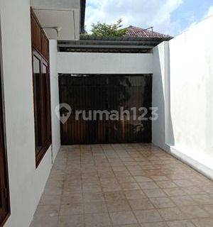 Rumah minimalis tengah kota Semarang dekat kampus Undip dekat pintu tol siap pakai disewakan di Graha estetika Tembalang Semarang atas 1