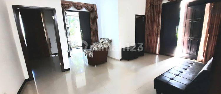 Rumah minimalis tengah kota Semarang dekat kampus Undip dekat pintu tol siap pakai disewakan di Graha estetika Tembalang Semarang atas 1