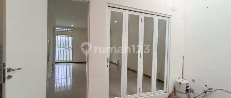 For Rent: 2-Story Comfortable House Ready to Occupied, Located in Taman Kopo Indah 5 Pinewood, Bandung 1