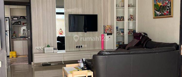 Dijual Rumah Keren Minimalis Semi Furnished di Singgasana Pradana 1