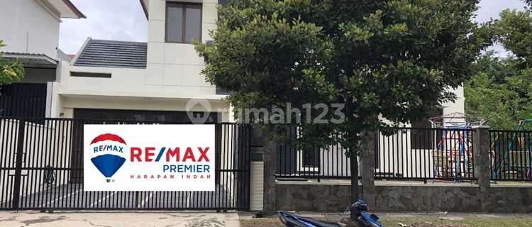 Dijual Rumah 2 Lt Hoek Mewah Pinggir Jalan Semi Furnish - Harapan Indah  1