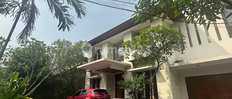 Rumah Tropis di Pejaten – Halaman Luas, Kolam Renang & Gazebo 1