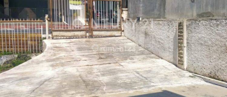 RUMAH TUA DI JALAN UTAMA SEMARANG STRATEGIS DEKAT POLDA JATENG 1