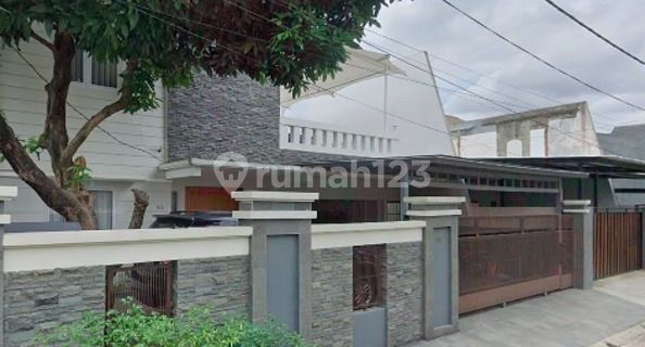 Ready-to-occupy house, walking distance to Lebak Bulus MRT station. 1