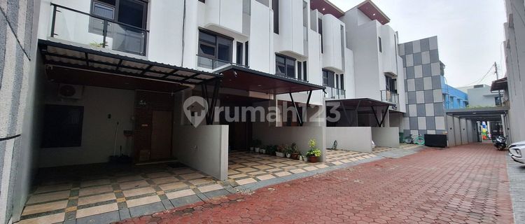 House in the City Center of Utan Kayu, Matraman 1