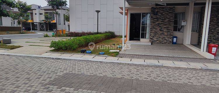 RUMAH HOEK SEBRANG DANAU DI PIK 2 1