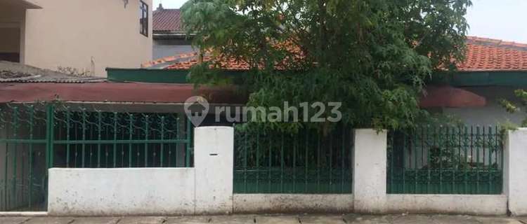 Rumah Lama di lokasi tenang dan nyaman area Kebayoran Lama, 1.5km ke Gandaria City Mall dan 2km ke Pasar Mayestik 1