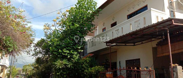 House Located 1 Minute Walk To The Beach of Singaraja City 1