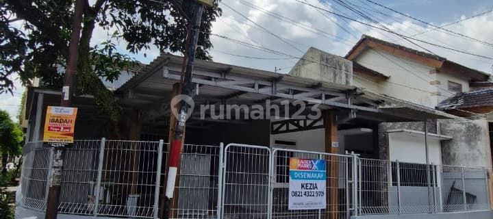 Dikontrakkan Murah , Rumah Posisi Hook Dan Bisa Untuk Usaha  1