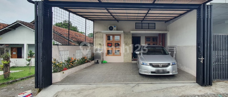 Beautiful Furnished House Ready to Move In, Located in a Housing Complex with Strategic Location & Complete Facilities, Trihanggo, Gamping, Sleman. 1