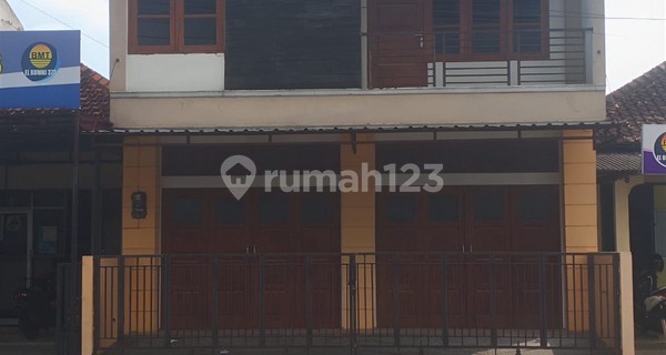 Strategic 3-Storey Shophouse on Wonosari Street near Panasan Market, Srimulyo, Bantul 1