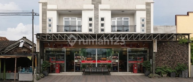 For Sale: Strategic 3-Story Shop House on Provincial Roadside Near City Square, North Magelang 1
