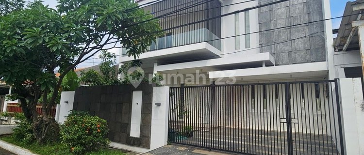 Minimalist Luxury 2-Story House on Main Road Jemursari, Fits 4 Cars, Strategically Located 1