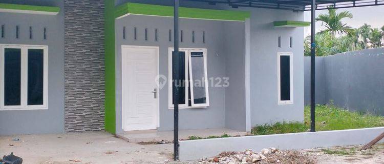 Di jual rumah dalam komplek tanah nya besar di Jalan ngumban surbakti medan 1