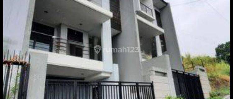 Rumah minimalis modern tengah kota Semarang ada view bagus siap huni dekat tol dekat sekolah internasional dekat akpol dijual di Stonen townhouse papandayan Gajahmungkur Semarang atas 1