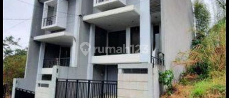 A house in the center of Semarang city near the Jatingaleh toll road is for rent at Stonen Papandayan, Gajahmungkur, Semarang. 1