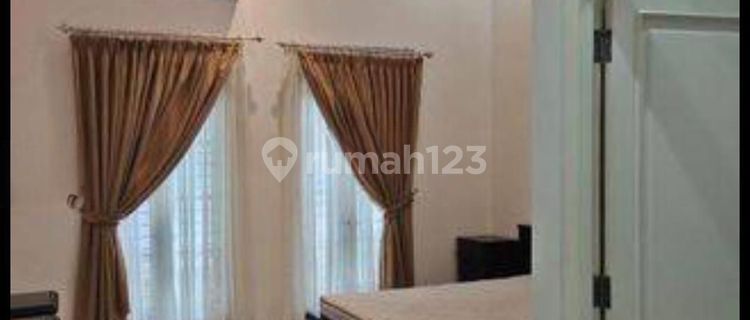 Ready-to-occupy house in downtown Semarang near Simpang lima Tugu muda for sale on Kyai Saleh Street, Mugas, Central Semarang. 1