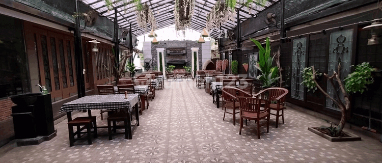 RESTAURANT ON THE MAIN BOULEVARD OF KOTA WISATA CIBUBUR 1