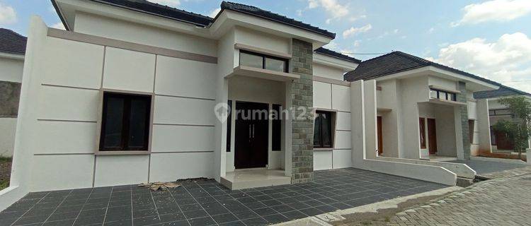 Rumah sapphire townhouse di Slawi alun2 1