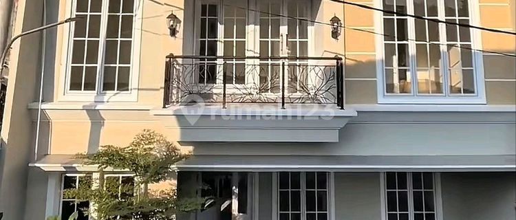 Luxurious Spacious Ready-to-Live House Adjacent to South Jakarta and Brigjif Toll Road 1