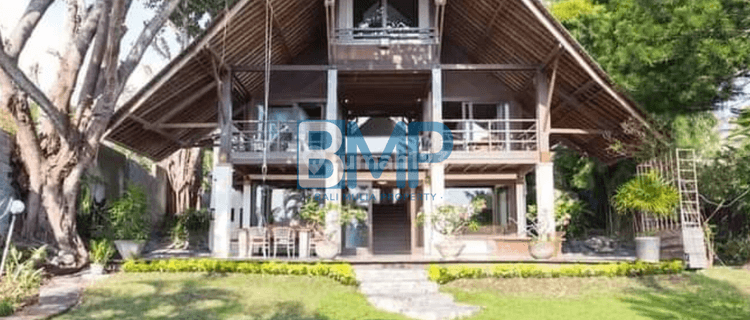 The Wooden Style Villa In The Prime Area Of Batu Bolong 1