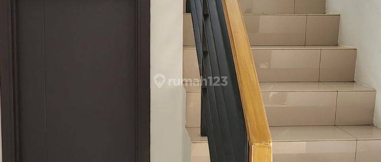 Rumah rapih siap huni di cluster Regia Sumarecon Crown Bekasi 1