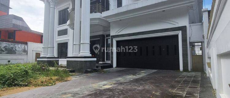 Rumah Mewah Dengan Tanah Luas Lokasi Strategis di Suprapto 1