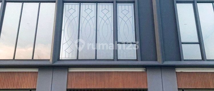 4.5x15 Hampton Avenue 3-Story Shop House Facing South, Non-F&B Only 1