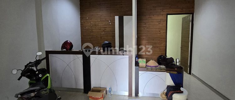 Three-story shop house, already renovated, Certificate of Ownership, land area 214 m2 on Jl Sriwijaya. 1