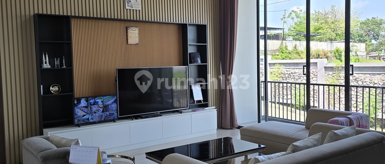 Rumah Mewah 2 Lantai Dan Basement Di Semarang Atas di Candisari 1