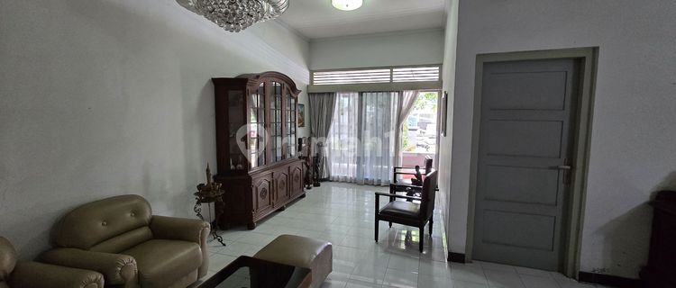 Rumah Bangunan Lama 3 Lantai Shm Hadap Selatan Dan Barat Di Jl Kelud 1