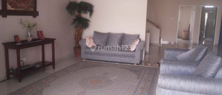 Sewa rumah cantik siap huni furnished kolam renang Kemang 1