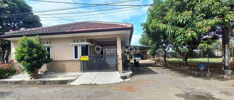 Dijual Rumah Adi Gladiol Corner Depan Taman Cluster, Parkir Luas 1