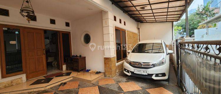 Rumah Full Furnished 2 Lantai Lokasi Strategis Area Menteng 1