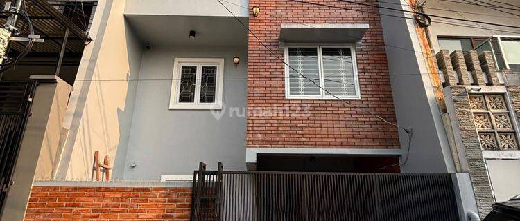 Rumah Minimalis 3 Lantai Di Tanjung Duren Selatan  1