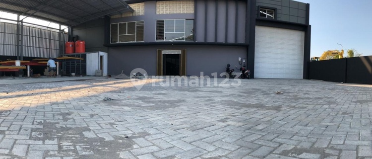 Ready-to-Use Warehouse, Spacious, on Yos Sudarso Arterial Road, Semarang. 1