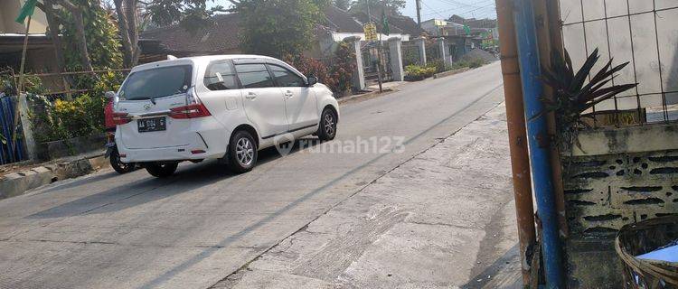 Rumah usaha area pasar padat penduduk Rumah di Jalan raya suruh 2 Lantai SHM Butuh Renovasi Utara 1